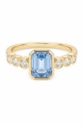 Blue sapphire ring in yellow gold, product shot