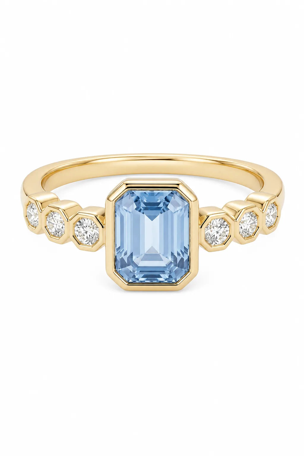 Blue sapphire ring in yellow gold, product shot