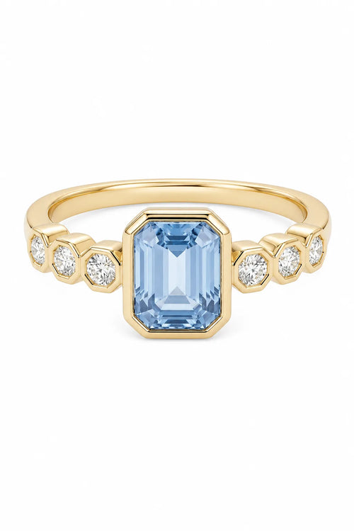 Blue sapphire ring in yellow gold, product shot